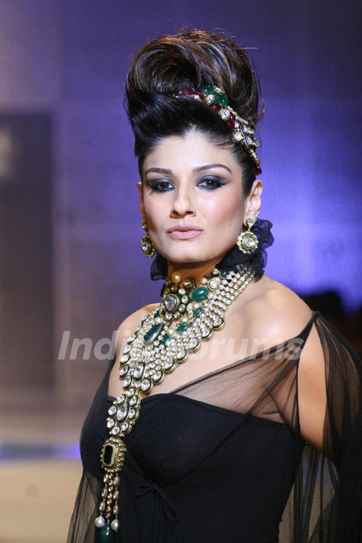 Raveena Tandon walks for Raj Mahtani Jewellery at HDIL India Couture Week 2010