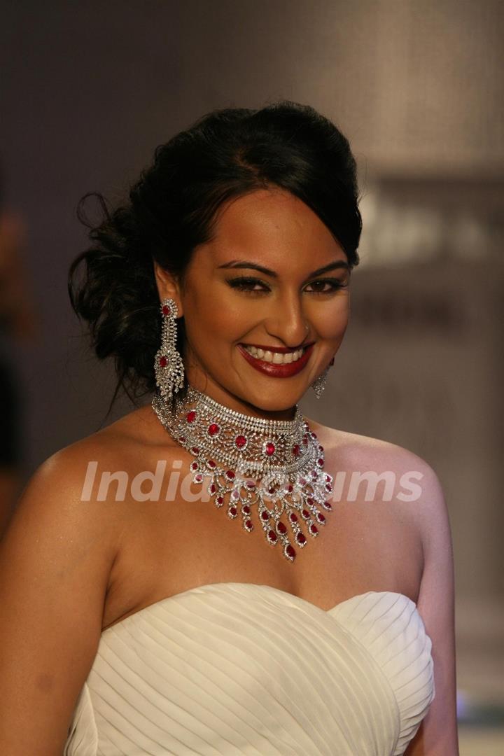 Sonakshi Sinha walks for Maheep Kapoor Show at HDIL India Couture Week 2010