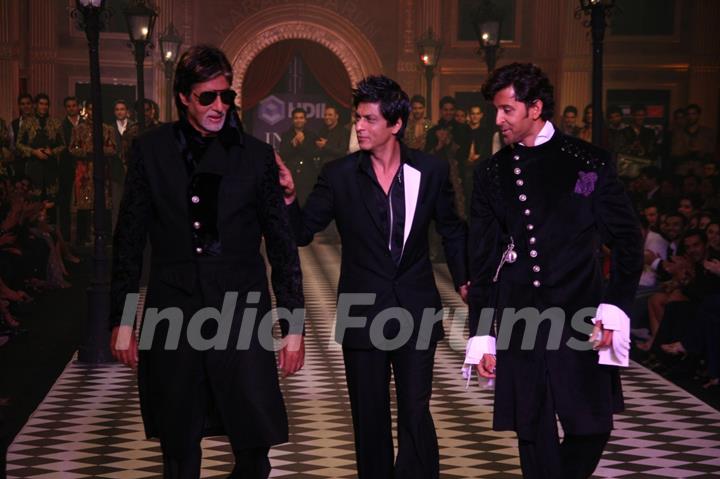 Amitabh Bachchan, Shahrukh Khan and Hrithik Roshan at HDIL India Couture Week 2010