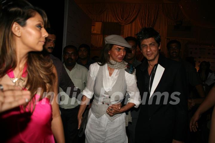 Shahrukh Khan with wife Gauri Khan at HDIL India Couture Week 2010