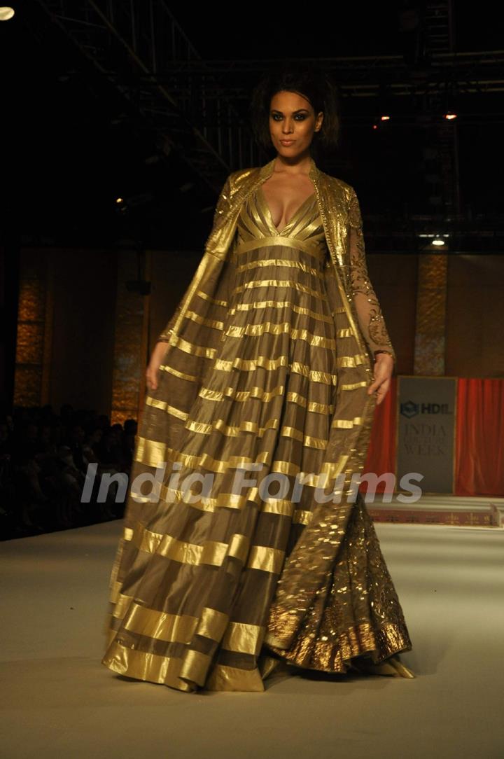 Model on the ramp for designer Rohit Bal Collection at HDIL day 3