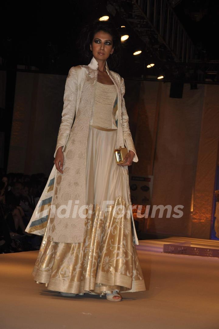 Model on the ramp for designer Rohit Bal Collection at HDIL day 3