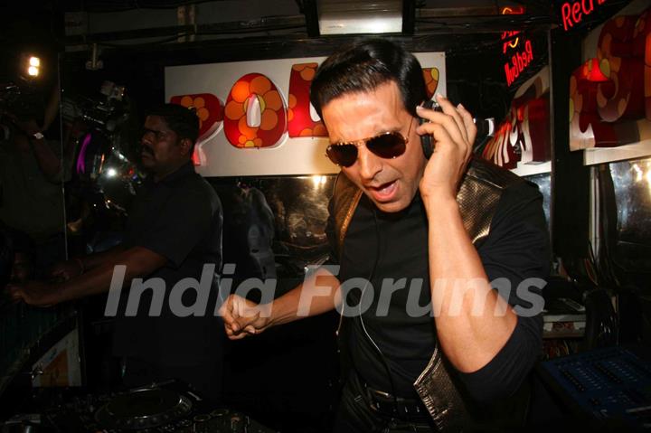 Akshay Kumar turns DJ to promote his film &quot;Action Replayy&quot; at Plollyesters