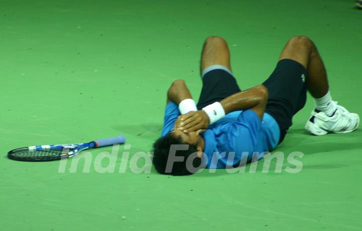 Somdev Devvarman  after winning his final match against Australia's Greg Jones at the 19 th Commonwealth Games,in New Delhi on Sunday