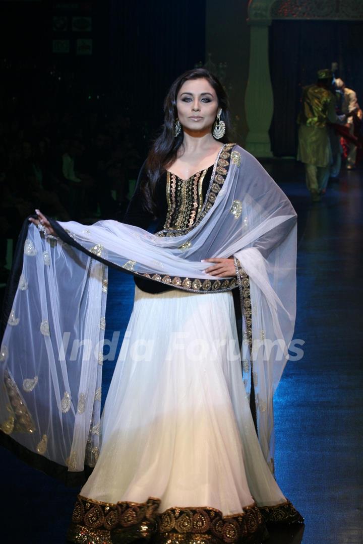 Rani Mukherjee in Being Human show at HDIL India Couture Week 2010