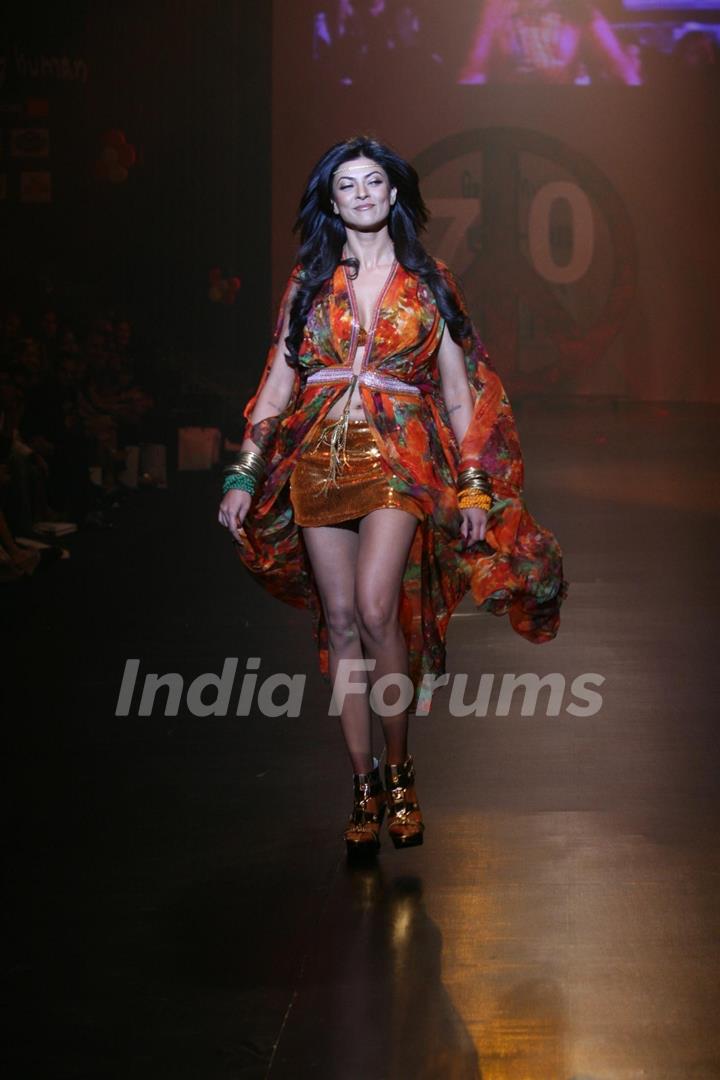 Sushmita Sen in Being Human show at HDIL India Couture Week 2010