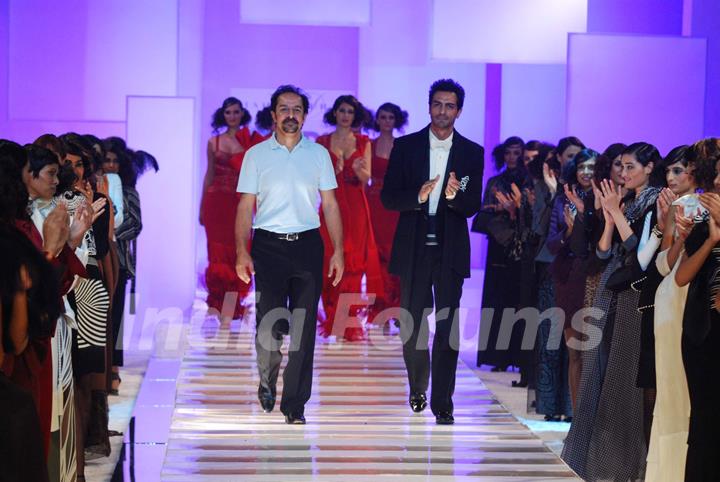 Arjun Rampal walks the ramp for Shahab Durazi at HDIL India Couture Week 2010