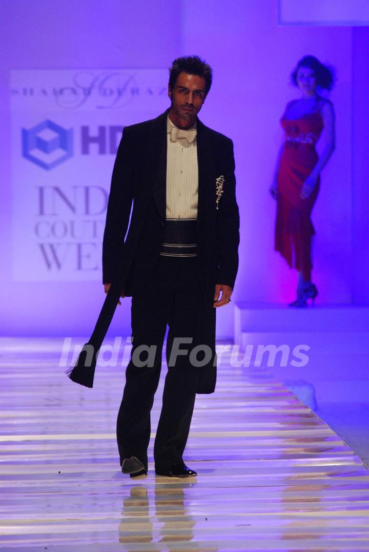 Arjun Rampal walks the ramp for Shahab Durazi at at HDIL India Couture Week 2010