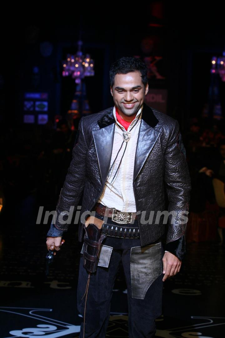 Abhay Deol walks for Arjun Khanna at HDIL India Couture Week 2010