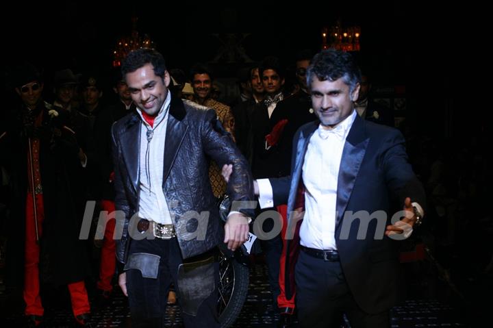 Abhay Deol walks for Arjun Khanna at HDIL India Couture Week 2010