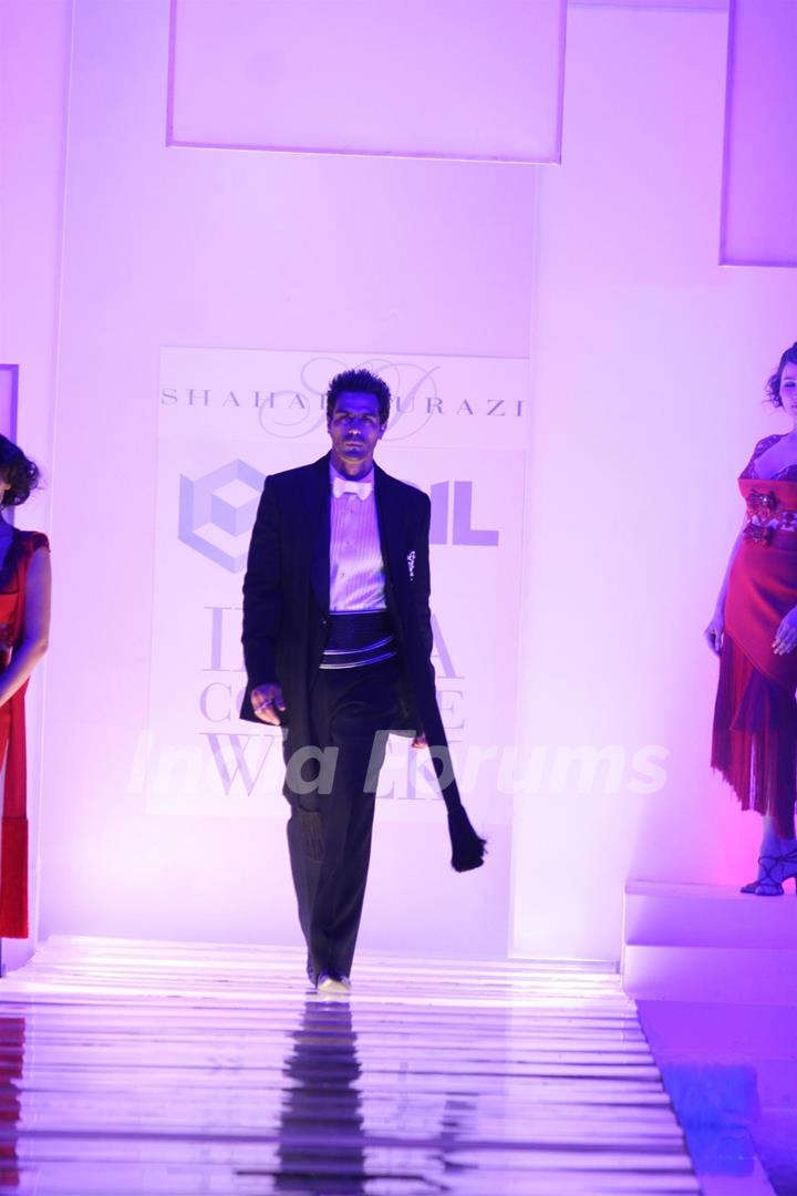 Arjun Rampal walks the ramp for Shahab Durazi at at HDIL India Couture Week 2010