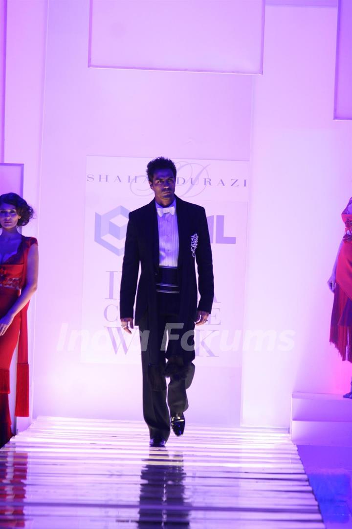 Arjun Rampal walks the ramp for Shahab Durazi at at HDIL India Couture Week 2010