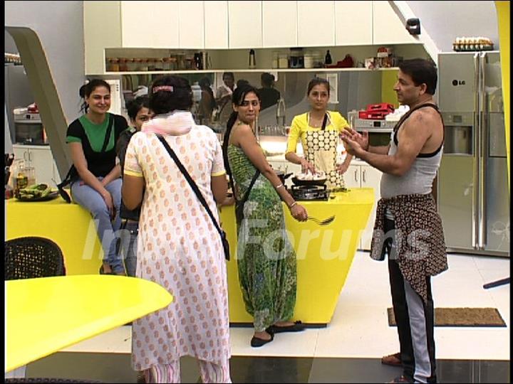 Manoj Tiwari with Shweta Tiwari and other housemates in Bigg Boss 4