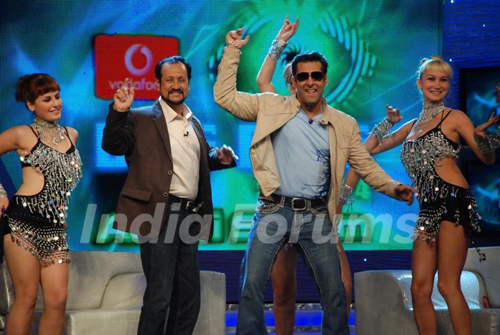Salman Khan and Abbaz Kazmi dancing in Bigg Boss 4