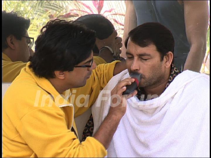 Sameer Soni shaves Manoj Tiwari moustache in Bigg Boss 4