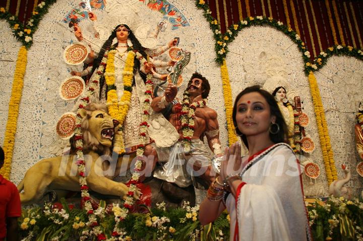 Rani Mukherjee at Durga puja at Santacruz