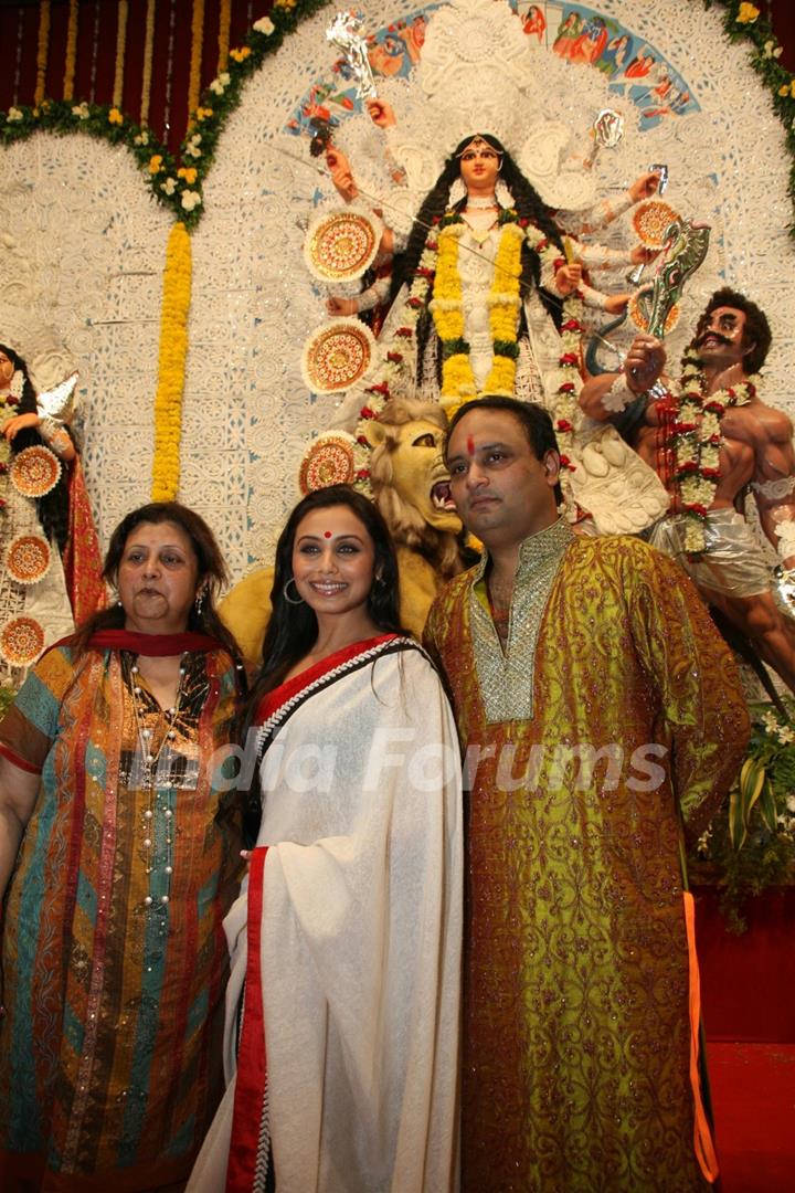 Rani Mukherjee at Durga puja at Santacruz