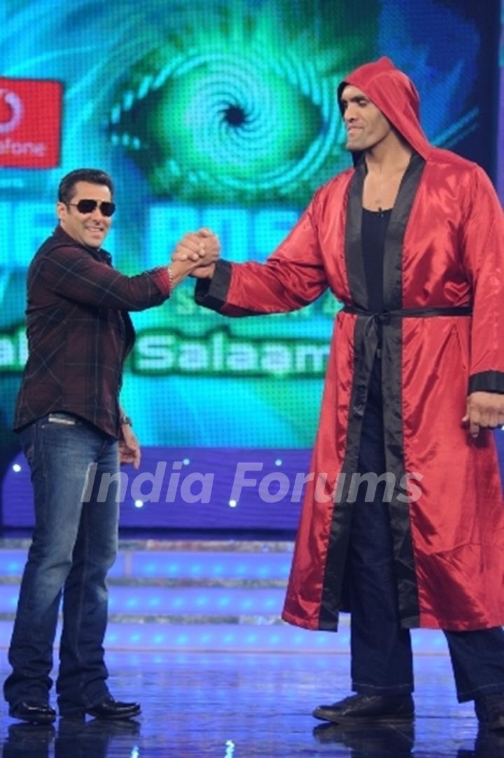 Salman and WWE Superstar The Great Khali doing arm wrestling