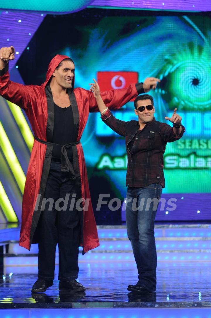 Salman and WWE Superstar The Great Khali doing bangra