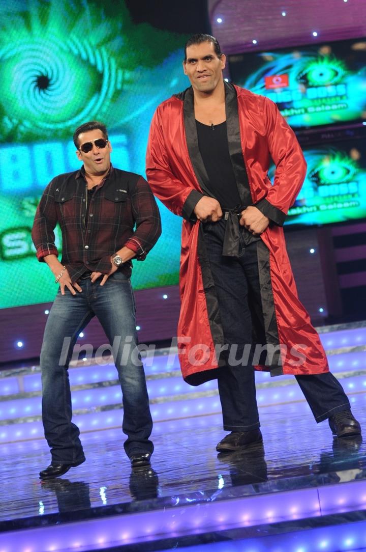 Salman and WWE Superstar The Great Khali doing the dance steps