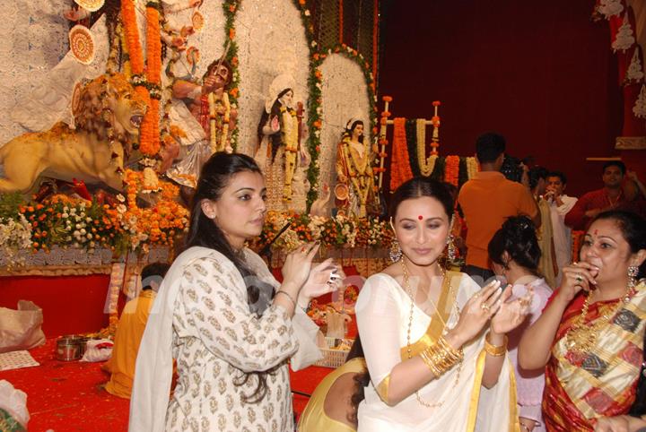 Rani Mukherjee and Vaibhavi Merchant at Durga puja at Santacruz