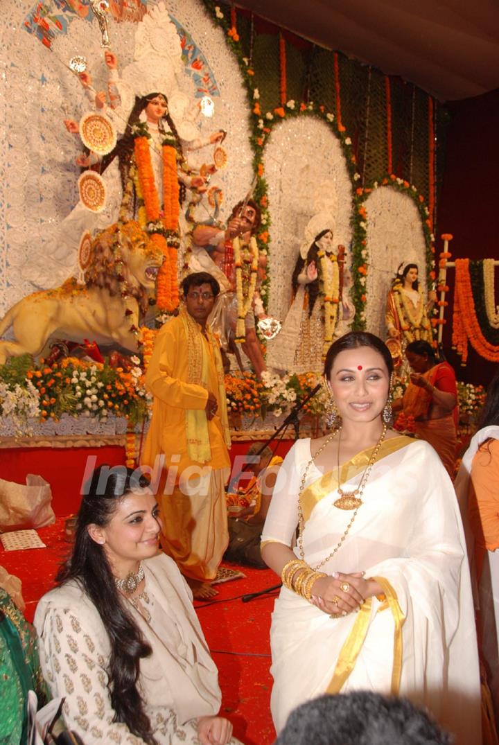 Rani Mukherjee and Vaibhavi Merchant at Durga puja at Santacruz