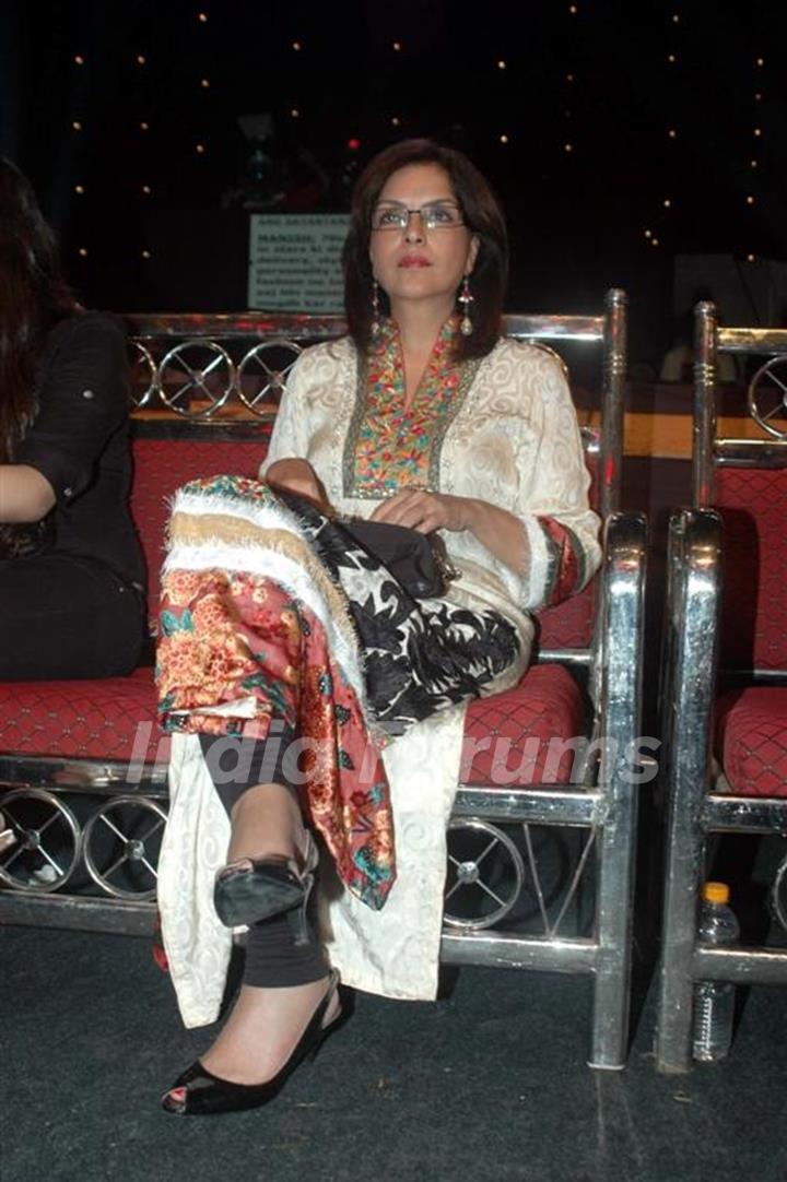 Zeenat Aman in Zee TV Diwali show