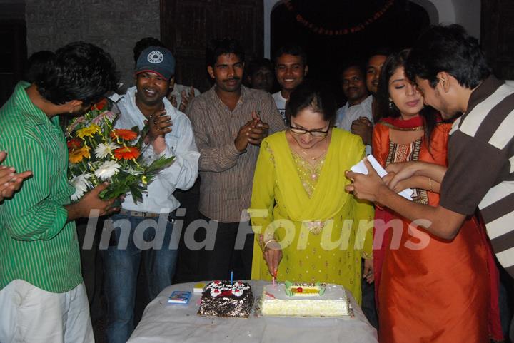 Chand Chupa Badal Mein cast celebrates dadi birthday