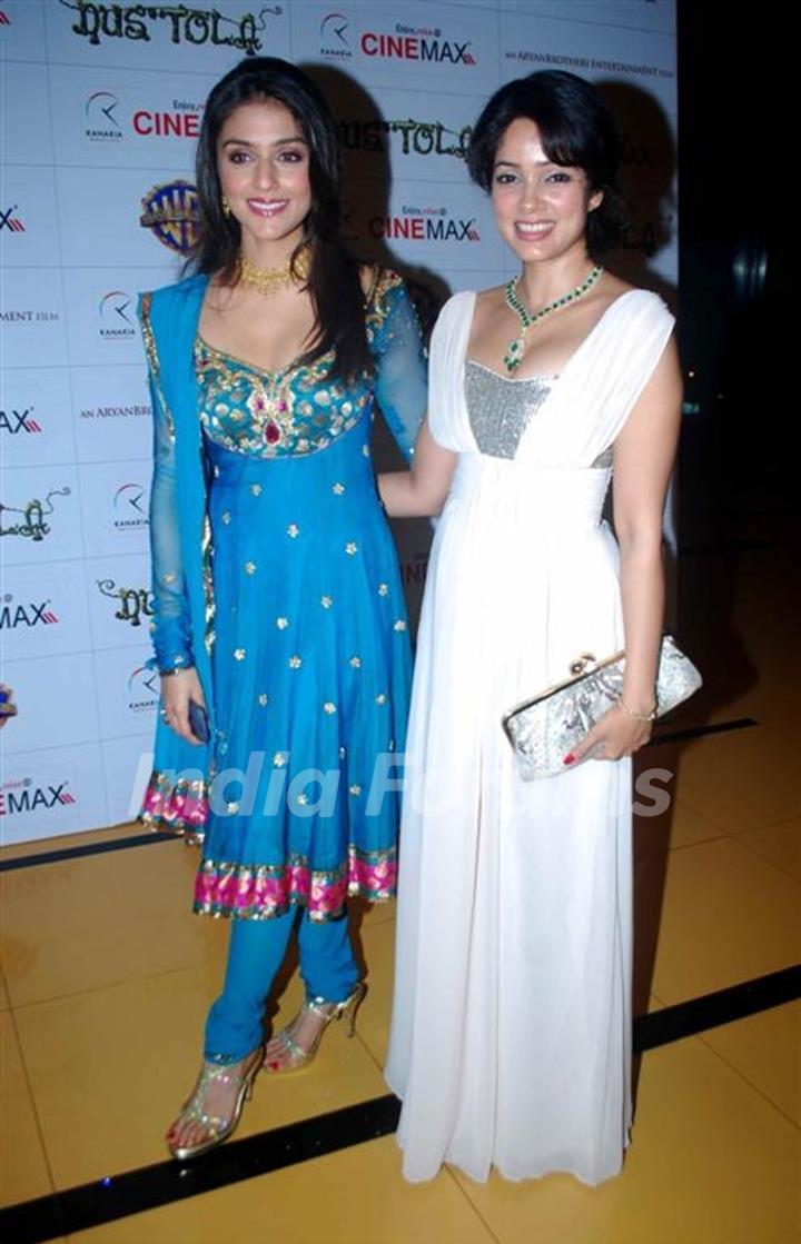 Aarti Chhabria and Vidya Malvade at Premiere of Dus Tola at Cinemax, Mumbai
