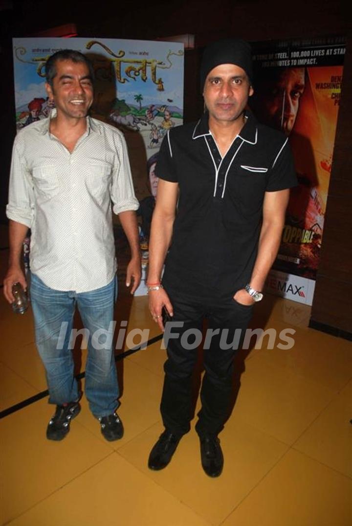 Manoj Bajpai and Asif Basra at Premiere of Dus Tola at Cinemax, Mumbai