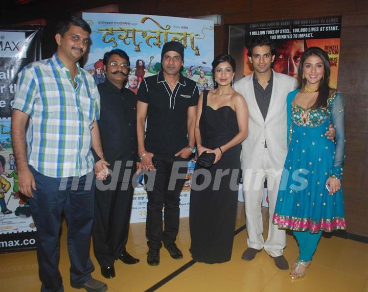 Cast at Premiere of Dus Tola at Cinemax, Mumbai