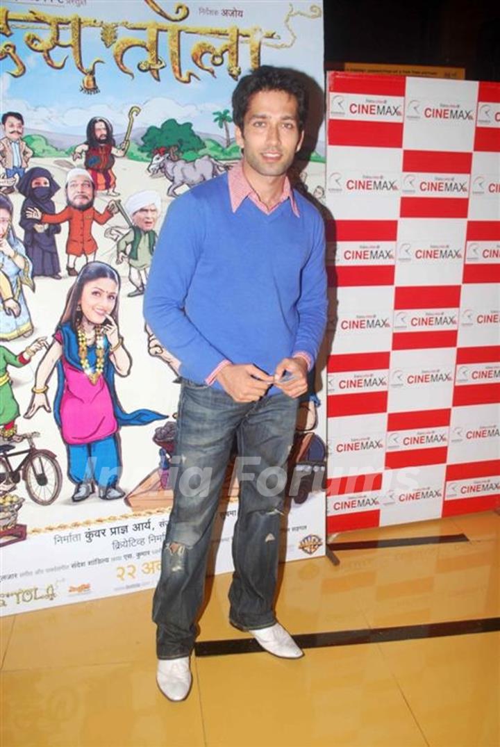 Guest at Premiere of Dus Tola at Cinemax, Mumbai