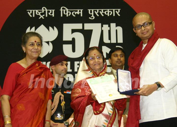 President Pratibha Patil presenting the  the Best Direction award to Rituparno Ghosh for his film