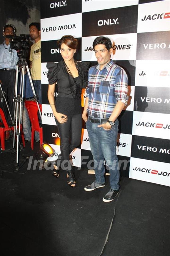 Bipasha Basu and Manish Malhotra at Vero Moda model auditions