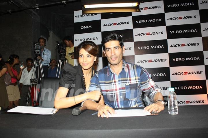 Bipasha Basu and Manish Malhotra at Vero Moda model auditions