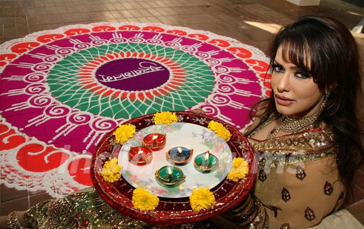 Bollywood actress Poonam Jhawer covered photoshoot for Festival “Deepawali” in between Colourful Rangoli & Candles