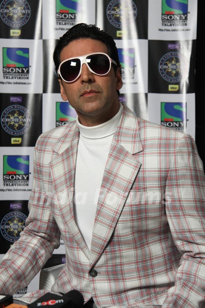 Akshay Kumar promote 'Action Replayy' on Kaun Banega Crorepati 4 at Film City