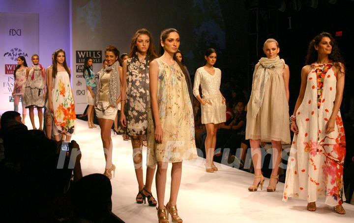 Models showcasing a designer Pashma's creation at the Wills Lifestyle India Fashion Week-Spring summer 2011, in New Delhi on Tuesday 26 Oct 2010