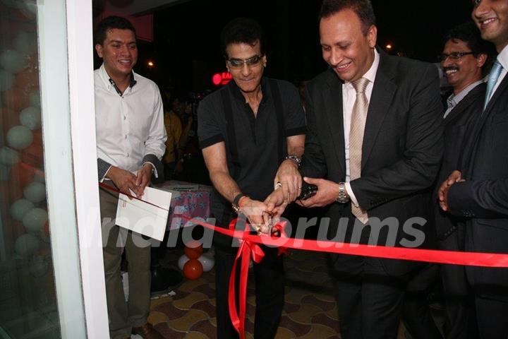 Jeetendra launches 5 a sec french laundry