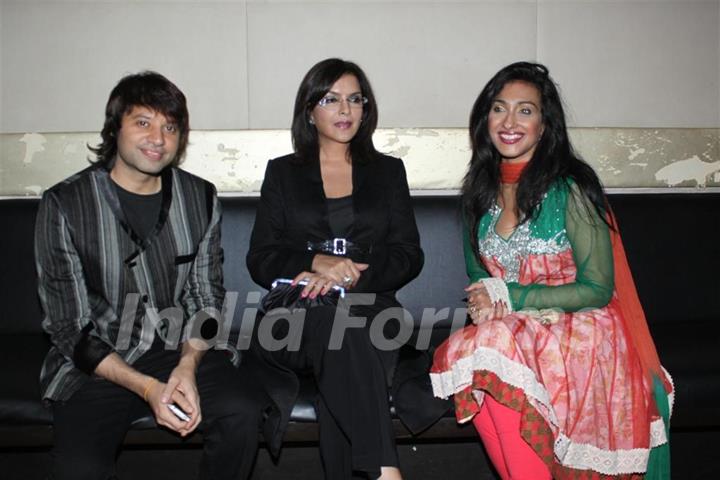 Maradona Rebello, Zeenat Aman and Rituparna at Success party of Dunno Y... Winning Viewers Choice Aw