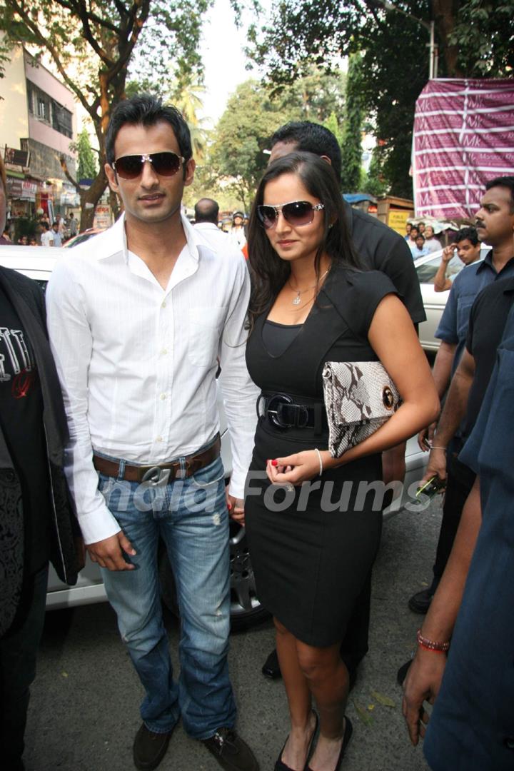 Sania Mirza and Shoaib Malik at Manzoor Khan make-up lounge launch at Malad