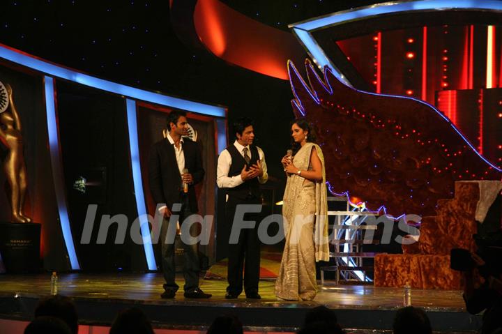 Sania Mirza and Shoaib Malik with Shahrukh Khan at Sahara Sports Awards 2010