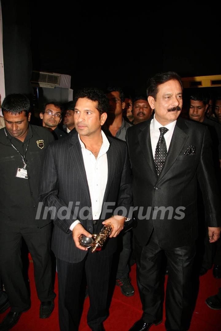 Sachin Tendulkar and Subroto Roy at Sahara Sports Awards 2010