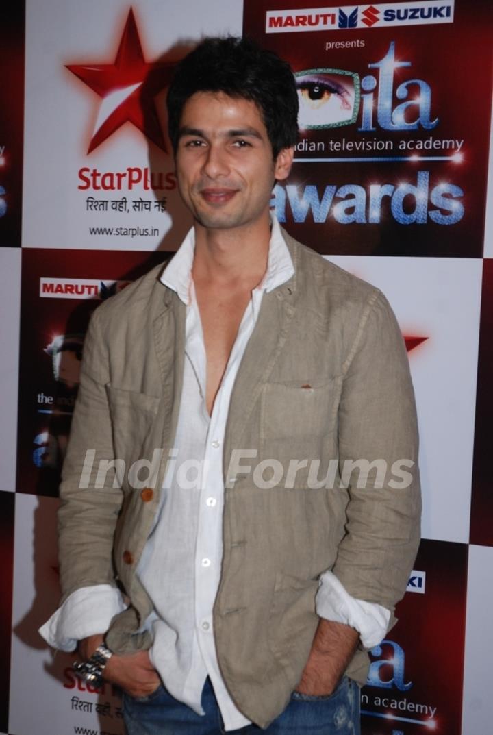 Shahid Kapoor looking stylish at the Star Plus ITA awards Red carpet