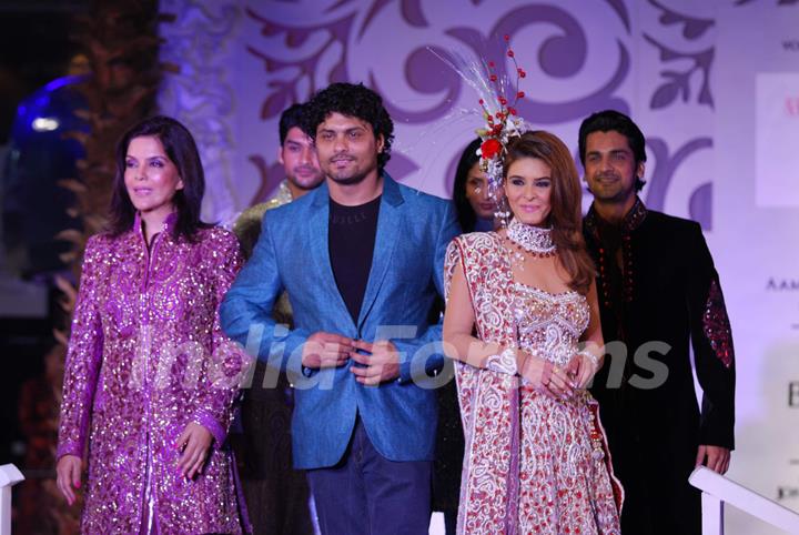 Zeenat Aman with Models Walk for fashion designer Riyaz Ganji at Aamby Valley Indian Bridal Week day 4