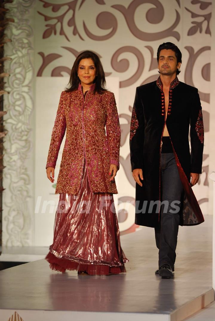 Zeenat Aman with Model Walk for fashion designer Riyaz Ganji at Aamby Valley Indian Bridal Week day 4