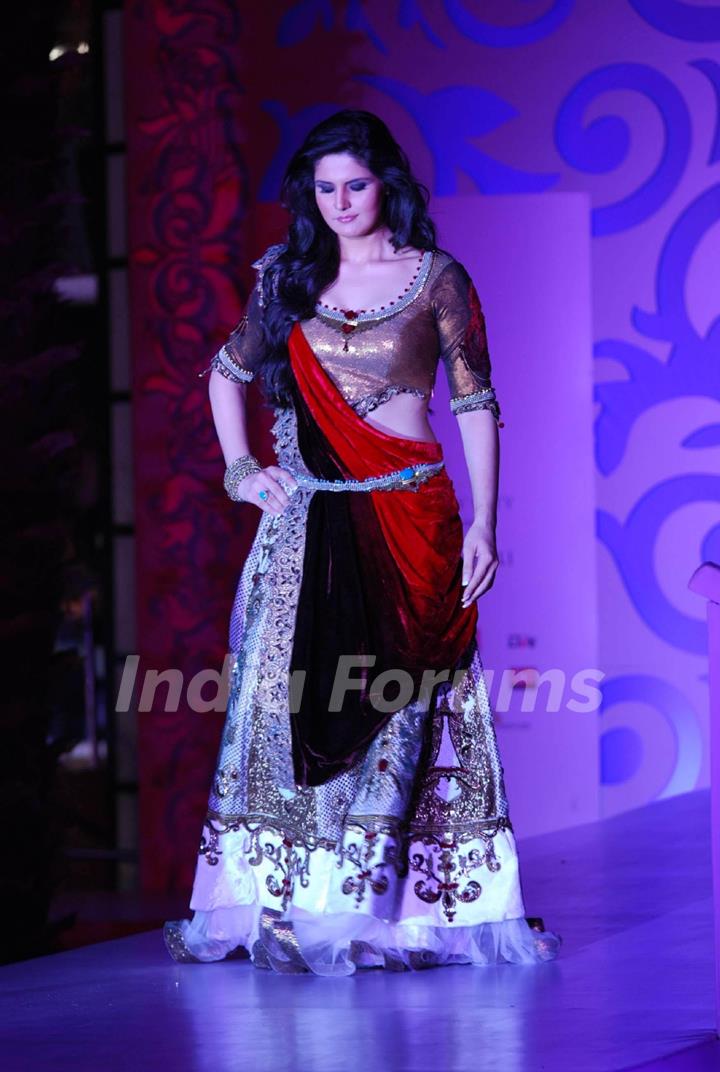 Zarine Khan Walks for fashion designer Sonia Mehra at Aamby Valley Indian Bridal Week day 5