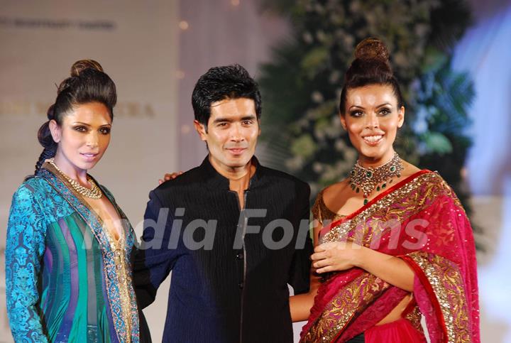 Models with designer Manish Malhotra walk on ramp at Aamby Valley Indian Bridal Week day 5