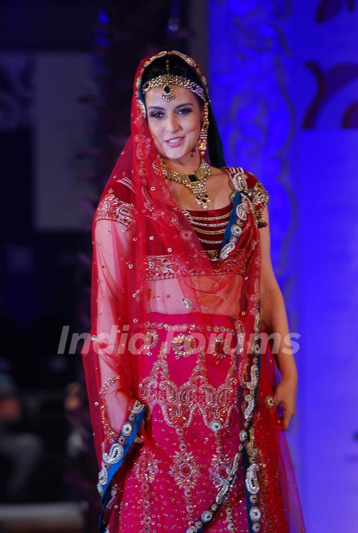 Tulip Joshi Walks for designer jaya misra at Aamby Valley Indian Bridal Week day 5