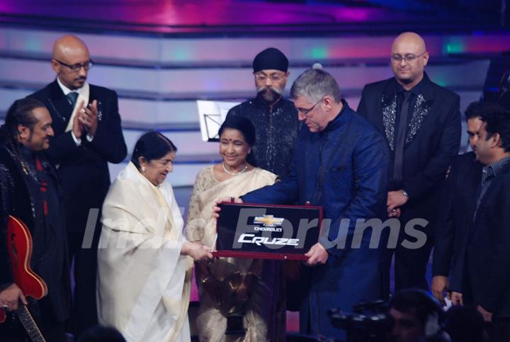 Lata Mangeshkar and Asha at Global Indian Music Awards on Wednesday night at Yash Raj Studios